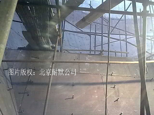 落煤下料管內襯抗沖擊復合鋼板的安裝現場 落煤下料管內襯耐磨板