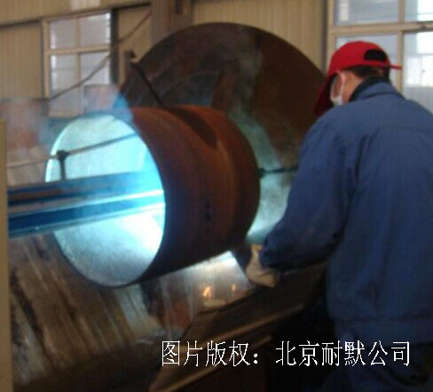 正在對管道內壁堆焊耐磨層